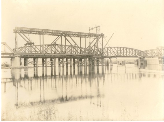 Budowa mostu kolejowego