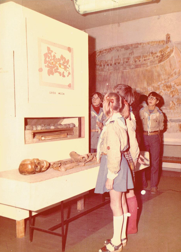 Harcerze na wystawie w Muzeum Regionalnym w Cedyni lata 70-te XX wieku. Zdjęcie ze zbiorów Muzeum Regionalnego w Cedyni
